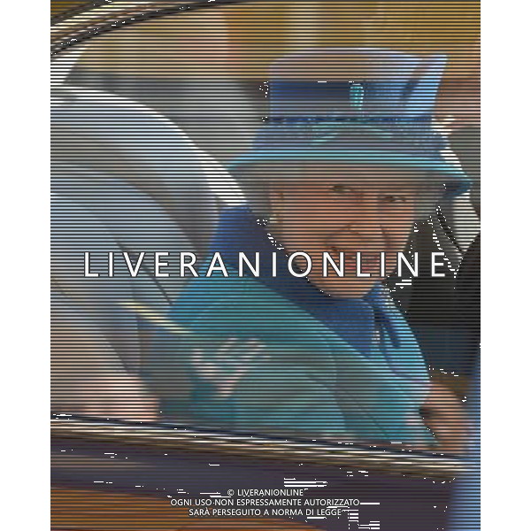 MANCHESTER, ENGLAND - NOVEMBER 14: Queen Elizabeth II leaves after a visit to The Factory Youth Zone on November 14, 2013 in Manchester, England. ©photoshot/AGENZIA ALDO LIVERANI SAS - ITALY ONLY - EDITORIAL USE ONLY - Reali Inglesi: La Regina Elisabetta II d\'inghilterra e il marito Filippo Duca di Edimburgo in Visita a Manchester Gran Bretagna - 14 novembre 2013