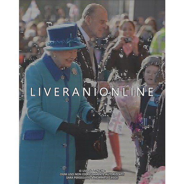 MANCHESTER, ENGLAND - NOVEMBER 14: Queen Elizabeth II and Prince Philip, Duke of Edinburgh arrive for a visit to The Factory Youth Zone on November 14, 2013 in Manchester, England. ©photoshot/AGENZIA ALDO LIVERANI SAS - ITALY ONLY - EDITORIAL USE ONLY - Reali Inglesi: La Regina Elisabetta II d\'inghilterra e il marito Filippo Duca di Edimburgo in Visita a Manchester Gran Bretagna - 14 novembre 2013