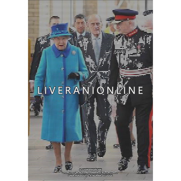MANCHESTER, ENGLAND - NOVEMBER 14: Queen Elizabeth II and Prince Philip, Duke of Edinburgh arrive at Manchester Picadilly train station on November 14, 2013 in Manchester, England. ©photoshot/AGENZIA ALDO LIVERANI SAS - ITALY ONLY - EDITORIAL USE ONLY - Reali Inglesi: La Regina Elisabetta II d\'inghilterra e il marito Filippo Duca di Edimburgo in Visita a Manchester Gran Bretagna - 14 novembre 2013