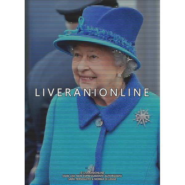 MANCHESTER, ENGLAND - NOVEMBER 14: Queen Elizabeth II arrives at Manchester Picadilly train station on November 14, 2013 in Manchester, England. ©photoshot/AGENZIA ALDO LIVERANI SAS - ITALY ONLY - EDITORIAL USE ONLY - Reali Inglesi: La Regina Elisabetta II d\'inghilterra e il marito Filippo Duca di Edimburgo in Visita a Manchester Gran Bretagna - 14 novembre 2013