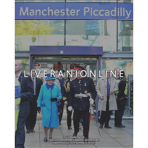 MANCHESTER, ENGLAND - NOVEMBER 14: Queen Elizabeth II arrives at Manchester Picadilly train station on November 14, 2013 in Manchester, England. ©photoshot/AGENZIA ALDO LIVERANI SAS - ITALY ONLY - EDITORIAL USE ONLY - Reali Inglesi: La Regina Elisabetta II d\'inghilterra e il marito Filippo Duca di Edimburgo in Visita a Manchester Gran Bretagna - 14 novembre 2013