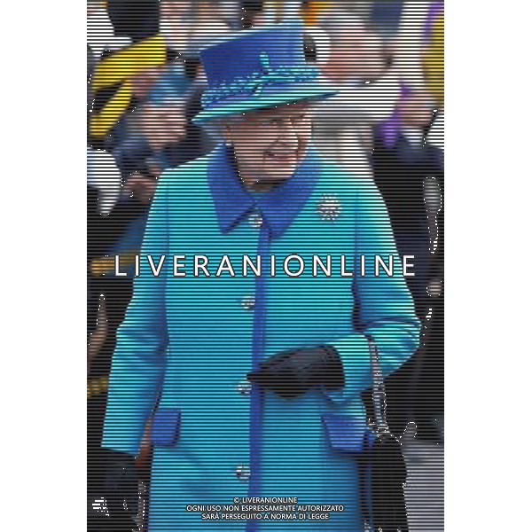 MANCHESTER, ENGLAND - NOVEMBER 14: Queen Elizabeth II arrives at Manchester Picadilly train station on November 14, 2013 in Manchester, England. ©photoshot/AGENZIA ALDO LIVERANI SAS - ITALY ONLY - EDITORIAL USE ONLY - Reali Inglesi: La Regina Elisabetta II d\'inghilterra e il marito Filippo Duca di Edimburgo in Visita a Manchester Gran Bretagna - 14 novembre 2013