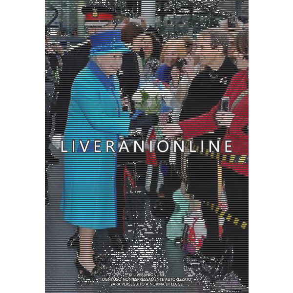 MANCHESTER, ENGLAND - NOVEMBER 14: Queen Elizabeth II arrives at Manchester Picadilly train station on November 14, 2013 in Manchester, England. ©photoshot/AGENZIA ALDO LIVERANI SAS - ITALY ONLY - EDITORIAL USE ONLY - Reali Inglesi: La Regina Elisabetta II d\'inghilterra e il marito Filippo Duca di Edimburgo in Visita a Manchester Gran Bretagna - 14 novembre 2013