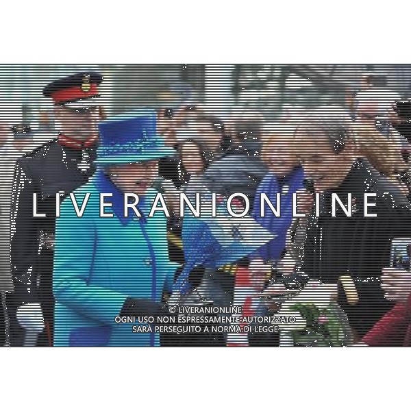 MANCHESTER, ENGLAND - NOVEMBER 14: Queen Elizabeth II arrives at Manchester Picadilly train station on November 14, 2013 in Manchester, England. ©photoshot/AGENZIA ALDO LIVERANI SAS - ITALY ONLY - EDITORIAL USE ONLY - Reali Inglesi: La Regina Elisabetta II d\'inghilterra e il marito Filippo Duca di Edimburgo in Visita a Manchester Gran Bretagna - 14 novembre 2013