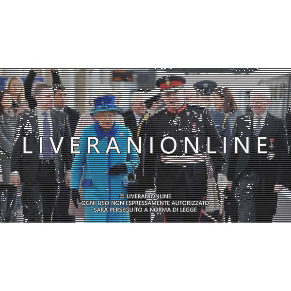 MANCHESTER, ENGLAND - NOVEMBER 14: Queen Elizabeth II arrives at Manchester Picadilly train station on November 14, 2013 in Manchester, England. ©photoshot/AGENZIA ALDO LIVERANI SAS - ITALY ONLY - EDITORIAL USE ONLY - Reali Inglesi: La Regina Elisabetta II d\'inghilterra e il marito Filippo Duca di Edimburgo in Visita a Manchester Gran Bretagna - 14 novembre 2013