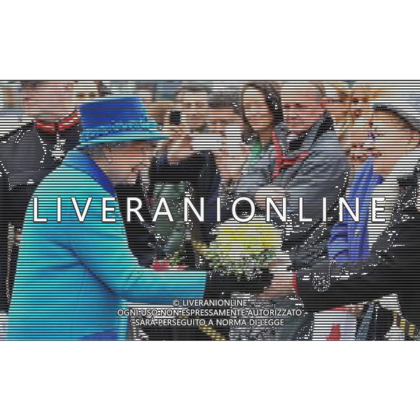 MANCHESTER, ENGLAND - NOVEMBER 14: Queen Elizabeth II arrives at Manchester Picadilly train station on November 14, 2013 in Manchester, England. ©photoshot/AGENZIA ALDO LIVERANI SAS - ITALY ONLY - EDITORIAL USE ONLY - Reali Inglesi: La Regina Elisabetta II d\'inghilterra e il marito Filippo Duca di Edimburgo in Visita a Manchester Gran Bretagna - 14 novembre 2013