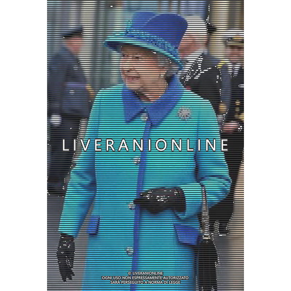 MANCHESTER, ENGLAND - NOVEMBER 14: Queen Elizabeth II arrives at Manchester Picadilly train station on November 14, 2013 in Manchester, England. ©photoshot/AGENZIA ALDO LIVERANI SAS - ITALY ONLY - EDITORIAL USE ONLY - Reali Inglesi: La Regina Elisabetta II d\'inghilterra e il marito Filippo Duca di Edimburgo in Visita a Manchester Gran Bretagna - 14 novembre 2013