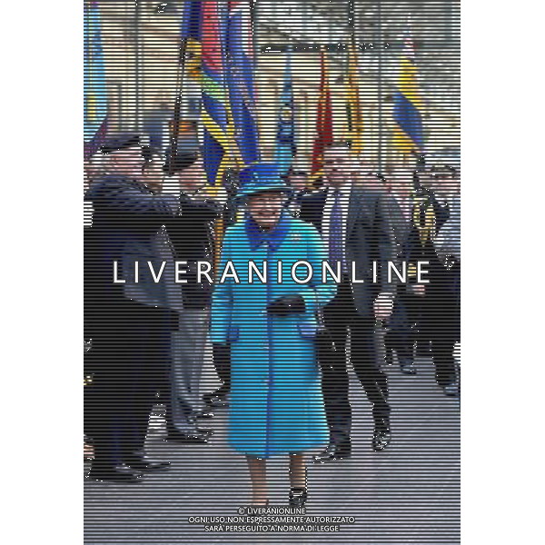 MANCHESTER, ENGLAND - NOVEMBER 14: Queen Elizabeth II arrives at Manchester Picadilly train station on November 14, 2013 in Manchester, England. ©photoshot/AGENZIA ALDO LIVERANI SAS - ITALY ONLY - EDITORIAL USE ONLY - Reali Inglesi: La Regina Elisabetta II d\'inghilterra e il marito Filippo Duca di Edimburgo in Visita a Manchester Gran Bretagna - 14 novembre 2013