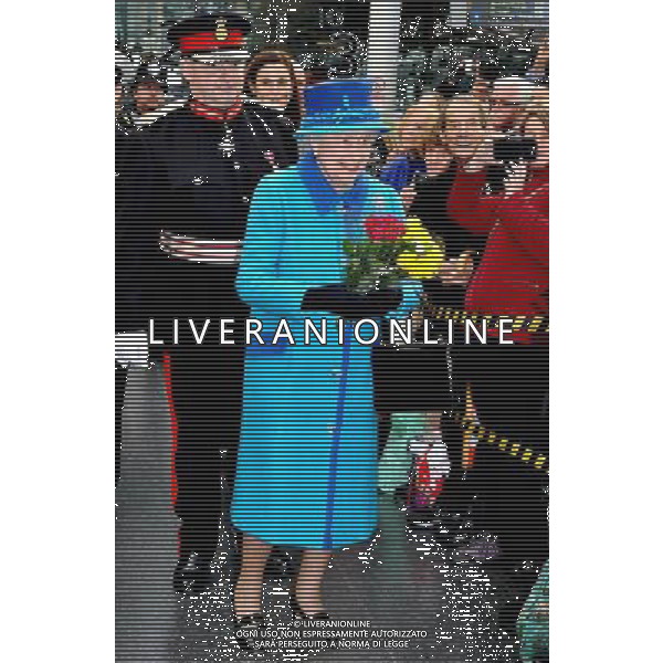 MANCHESTER, ENGLAND - NOVEMBER 14: Queen Elizabeth II arrives at Manchester Picadilly train station on November 14, 2013 in Manchester, England. ©photoshot/AGENZIA ALDO LIVERANI SAS - ITALY ONLY - EDITORIAL USE ONLY - Reali Inglesi: La Regina Elisabetta II d\'inghilterra e il marito Filippo Duca di Edimburgo in Visita a Manchester Gran Bretagna - 14 novembre 2013