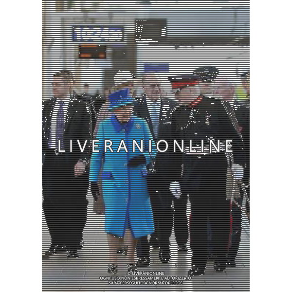 MANCHESTER, ENGLAND - NOVEMBER 14: Queen Elizabeth II and Prince Philip, Duke of Edinburgh arrive at Manchester Picadilly train station on November 14, 2013 in Manchester, England. ©photoshot/AGENZIA ALDO LIVERANI SAS - ITALY ONLY - EDITORIAL USE ONLY - Reali Inglesi: La Regina Elisabetta II d\'inghilterra e il marito Filippo Duca di Edimburgo in Visita a Manchester Gran Bretagna - 14 novembre 2013