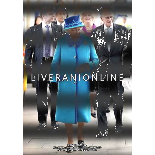 MANCHESTER, ENGLAND - NOVEMBER 14: Queen Elizabeth II and Prince Philip, Duke of Edinburgh arrive at Manchester Picadilly train station on November 14, 2013 in Manchester, England. ©photoshot/AGENZIA ALDO LIVERANI SAS - ITALY ONLY - EDITORIAL USE ONLY - Reali Inglesi: La Regina Elisabetta II d\'inghilterra e il marito Filippo Duca di Edimburgo in Visita a Manchester Gran Bretagna - 14 novembre 2013