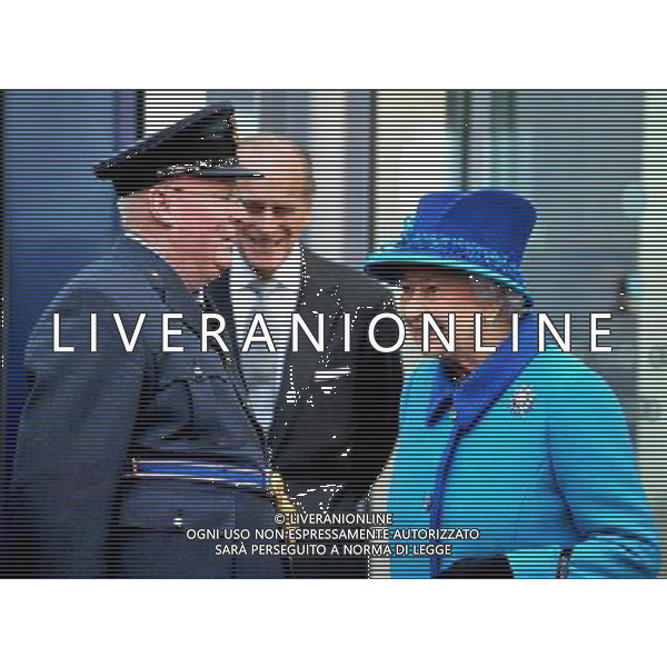 MANCHESTER, ENGLAND - NOVEMBER 14: Queen Elizabeth II and Prince Philip, Duke of Edinburgh arrive at Manchester Picadilly train station on November 14, 2013 in Manchester, England. ©photoshot/AGENZIA ALDO LIVERANI SAS - ITALY ONLY - EDITORIAL USE ONLY - Reali Inglesi: La Regina Elisabetta II d\'inghilterra e il marito Filippo Duca di Edimburgo in Visita a Manchester Gran Bretagna - 14 novembre 2013