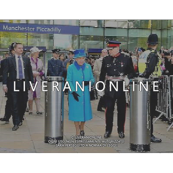 MANCHESTER, ENGLAND - NOVEMBER 14: Queen Elizabeth II arrives at Manchester Picadilly train station on November 14, 2013 in Manchester, England. ©photoshot/AGENZIA ALDO LIVERANI SAS - ITALY ONLY - EDITORIAL USE ONLY - Reali Inglesi: La Regina Elisabetta II d\'inghilterra e il marito Filippo Duca di Edimburgo in Visita a Manchester Gran Bretagna - 14 novembre 2013