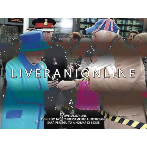 MANCHESTER, ENGLAND - NOVEMBER 14: Queen Elizabeth II arrives at Manchester Picadilly train station on November 14, 2013 in Manchester, England. ©photoshot/AGENZIA ALDO LIVERANI SAS - ITALY ONLY - EDITORIAL USE ONLY - Reali Inglesi: La Regina Elisabetta II d\'inghilterra e il marito Filippo Duca di Edimburgo in Visita a Manchester Gran Bretagna - 14 novembre 2013