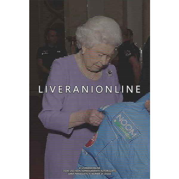 Queen Elizabeth II examines a jacket presented by a member of Team USA, during a reception to meet the three teams of wounded servicemen and women from the United Kingdom, the United States and the Commonwealth, ahead of the Walking With The Wounded South Pole Allied Challenge, at Buckingham Palace in central London. ©photoshot/AGENZIA ALDO LIVERANI SAS - ITALY ONLY - EDITORIAL USE ONLY - REALI INGLESI: La Regina Elisabetta II e il principe Harry, incontrano le tre squadre di militari e donne feriti provenienti dal Regno Unito, gli Stati Uniti e il Commonwealth a Buckingham Palace nel centro di Londra.