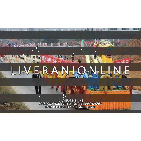 (131110) -- NANFENG, Nov. 10, 2013 () -- Locals participate in a parade during a cultural event in Nanfeng County, east China\'s Jiangxi Province, Nov. 10, 2013. Nuo Opera is one of the most popular folk operas in southwest China and it is characterized by special features including ferocious masks, unique dresses and adornments, and the strange language used in performance. (/Zhou Ke) (cjq) ©photoshot/AGENZIA ALDO LIVERANI SAS - ITALY ONLY - EDITORIAL USE ONLY ©photohsot/AGENZIA ALDO LIVERANI SAS - ITALY ONLY - EDITORIAL USE ONLY - Gli abitanti del luogo con maschere feroci, abiti unici e ornamenti si esibiscono nella Nuo Opera una delle pi popolari opere liriche nel corso di un evento culturale in Nanfeng County, Cina orientale della provincia di Jiangxi, 10 Novembre 2013 .