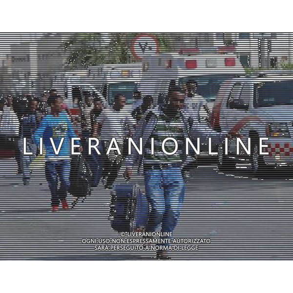 (131110) -- RIYADH, Nov. 10, 2013 () -- Several Ethiopian workers who are leaving Saudi Arabia are running for bus at a junction in Manfuhah community in Riyadh, capital of Saudi Arabia, Nov. 10, 2013. Saudi Arabia said Saturday that there would be no leniency toward organizations that hire illegal immigrants, Saudi Press Agency reported. Saudi Arabia launched a nation-wide inspection this month, following a six-month amnesty for illegal foreign workers. (/Wang Bo) (jl) ©photoshot/AGENZIA ALDO LIVERANI SAS - ITALY ONLY - EDITORIAL USE ONLY ©photohsot/AGENZIA ALDO LIVERANI SAS - ITALY ONLY - EDITORIAL USE ONLY - Il governo dell\'Arabia Saudita ha detto che non ci sarebbe stato l\'indulto per le organizzazioni che assumono stranieri immigrati clandestini - Riyad, 10 Novembre 2013