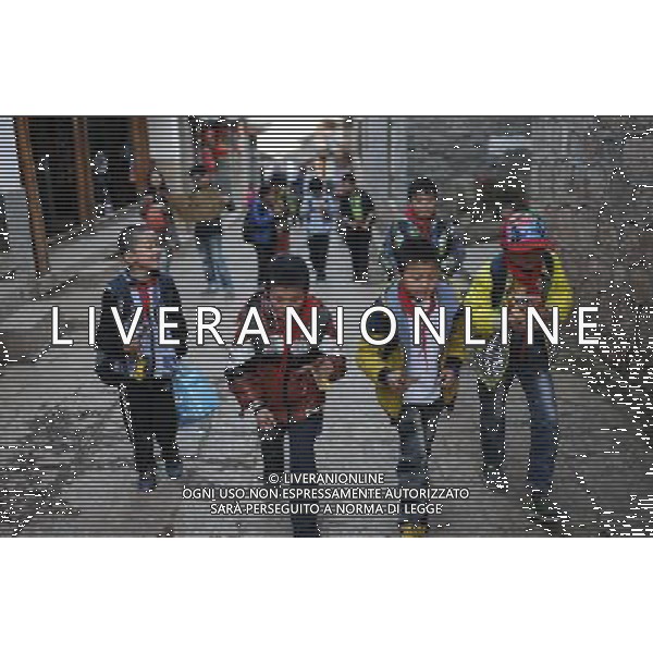(131112) -- LIJIANG, Nov. 12, 2013 () -- Children walk on a street after school in the old town of Lijiang, southwest China\'s Yunnan Province, Nov. 6, 2013. (/Shen Hong) (mp) ©photoshot/AGENZIA ALDO LIVERANI SAS - ITALY ONLY - La popolazione e le abitazioni della citta\' vecchia di Lijiang, Cina sud-occidentale dello Yunnan Provincia , 6 novembre 2013.