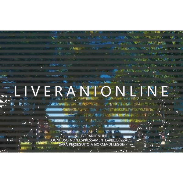 (131112) -- LIJIANG, Nov. 12, 2013 () -- Shadows of tourists are reflected in a lake in the old town of Lijiang, southwest China\'s Yunnan Province, Nov. 9, 2013. (The photo has been rotated 180 degrees.) (/Shen Hong) (mp) ©photoshot/AGENZIA ALDO LIVERANI SAS - ITALY ONLY - La popolazione e le abitazioni della citta\' vecchia di Lijiang, Cina sud-occidentale dello Yunnan Provincia , 6 novembre 2013.