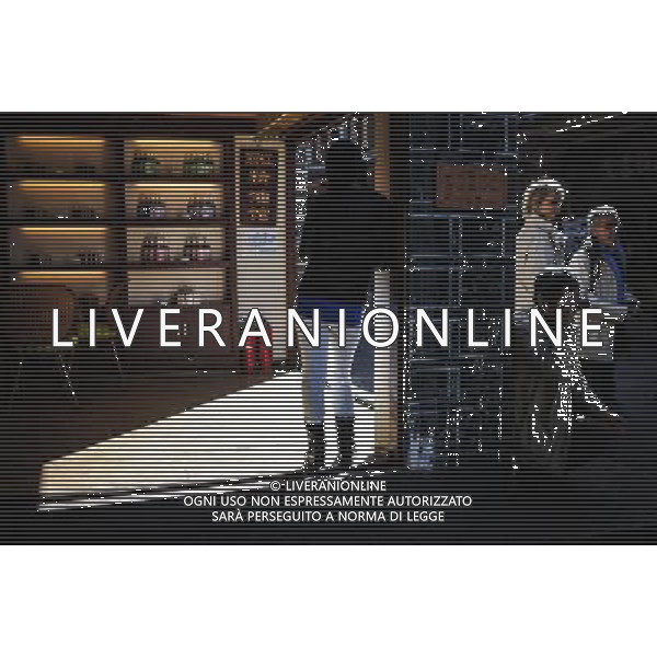 (131112) -- LIJIANG, Nov. 12, 2013 () -- A tourist takes photos by a store in the old town of Lijiang, southwest China\'s Yunnan Province, Nov. 5, 2013. (/Shen Hong) (mp) ©photoshot/AGENZIA ALDO LIVERANI SAS - ITALY ONLY - La popolazione e le abitazioni della citta\' vecchia di Lijiang, Cina sud-occidentale dello Yunnan Provincia , 6 novembre 2013.