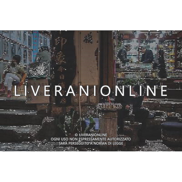 (131112) -- LIJIANG, Nov. 12, 2013 () -- A silversmith makes silverwares in the old town of Lijiang, southwest China\'s Yunnan Province, Nov. 11, 2013. (/Shen Hong) (mp) ©photoshot/AGENZIA ALDO LIVERANI SAS - ITALY ONLY - La popolazione e le abitazioni della citta\' vecchia di Lijiang, Cina sud-occidentale dello Yunnan Provincia , 6 novembre 2013.