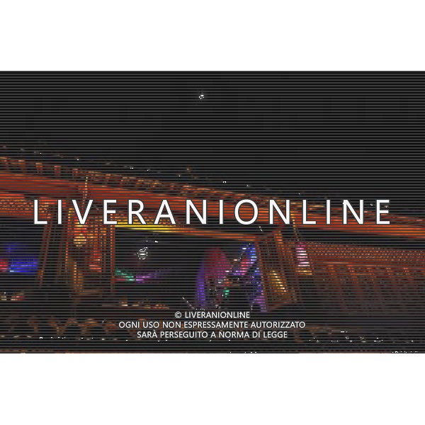 (131112) -- LIJIANG, Nov. 12, 2013 () -- A singer performs at a bar in the old town of Lijiang, southwest China\'s Yunnan Province, Nov. 10, 2013. (/Shen Hong) (mp) ©photoshot/AGENZIA ALDO LIVERANI SAS - ITALY ONLY - La popolazione e le abitazioni della citta\' vecchia di Lijiang, Cina sud-occidentale dello Yunnan Provincia , 6 novembre 2013.