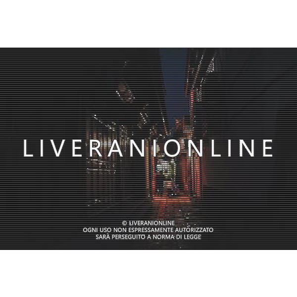 (131112) -- LIJIANG, Nov. 12, 2013 () -- People walk on a street with a child at night in the old town of Lijiang, southwest China\'s Yunnan Province, Nov. 10, 2013. (/Shen Hong) (mp) ©photoshot/AGENZIA ALDO LIVERANI SAS - ITALY ONLY - La popolazione e le abitazioni della citta\' vecchia di Lijiang, Cina sud-occidentale dello Yunnan Provincia , 6 novembre 2013.