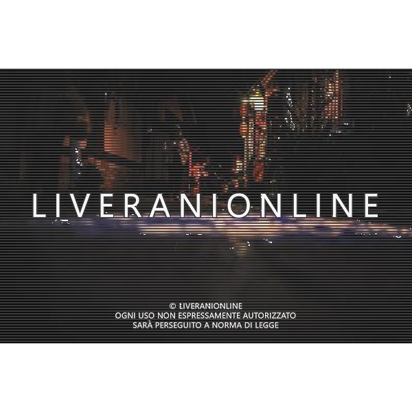 (131112) -- LIJIANG, Nov. 12, 2013 () -- People walk on a street in the old town of Lijiang, southwest China\'s Yunnan Province, late Nov. 10, 2013. (/Shen Hong) (mp) ©photoshot/AGENZIA ALDO LIVERANI SAS - ITALY ONLY - La popolazione e le abitazioni della citta\' vecchia di Lijiang, Cina sud-occidentale dello Yunnan Provincia , 6 novembre 2013.