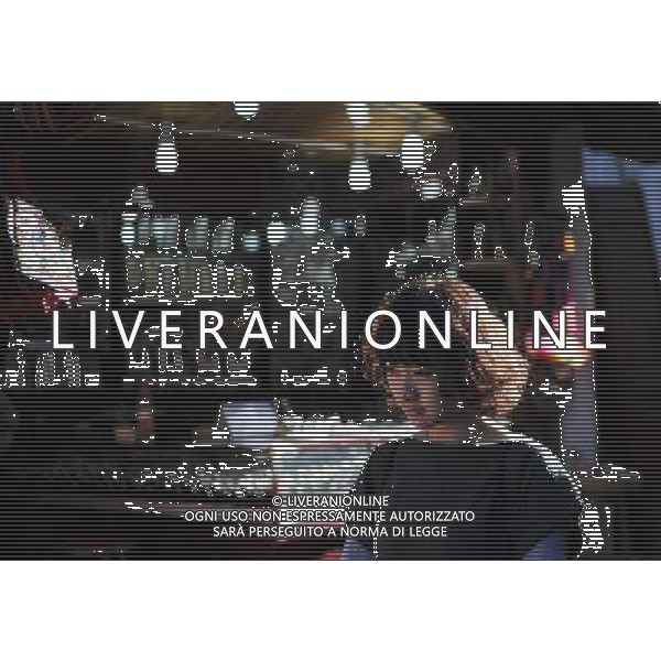 (131112) -- LIJIANG, Nov. 12, 2013 () -- A woman tours around the old town of Lijiang, southwest China\'s Yunnan Province, Nov. 6, 2013. (/Shen Hong) (mp) ©photoshot/AGENZIA ALDO LIVERANI SAS - ITALY ONLY - La popolazione e le abitazioni della citta\' vecchia di Lijiang, Cina sud-occidentale dello Yunnan Provincia , 6 novembre 2013.