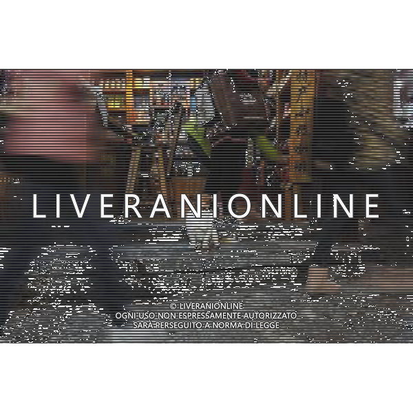 (131112) -- LIJIANG, Nov. 12, 2013 () -- People walk past a store in the old town of Lijiang, southwest China\'s Yunnan Province, Nov. 10, 2013. (/Shen Hong) (mp) ©photoshot/AGENZIA ALDO LIVERANI SAS - ITALY ONLY - La popolazione e le abitazioni della citta\' vecchia di Lijiang, Cina sud-occidentale dello Yunnan Provincia , 6 novembre 2013.