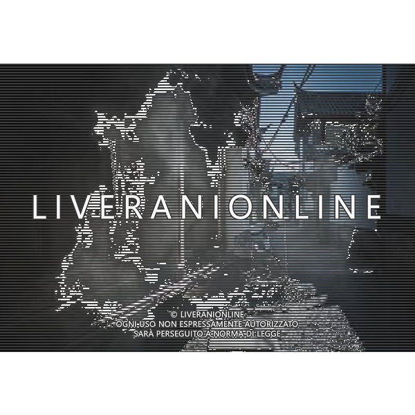 (131112) -- LIJIANG, Nov. 12, 2013 () -- A woman of Bai ethnic group works along a road in the old town of Lijiang, southwest China\'s Yunnan Province, Nov. 9, 2013. (/Shen Hong) (mp) ©photoshot/AGENZIA ALDO LIVERANI SAS - ITALY ONLY - La popolazione e le abitazioni della citta\' vecchia di Lijiang, Cina sud-occidentale dello Yunnan Provincia , 6 novembre 2013.