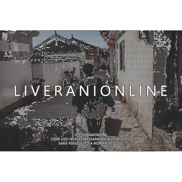 (131112) -- LIJIANG, Nov. 12, 2013 () -- An old woman of Naxi ethnic group walks on a road in the old town of Lijiang, southwest China\'s Yunnan Province, Nov. 9, 2013. (/Shen Hong) (mp) ©photoshot/AGENZIA ALDO LIVERANI SAS - ITALY ONLY - La popolazione e le abitazioni della citta\' vecchia di Lijiang, Cina sud-occidentale dello Yunnan Provincia , 6 novembre 2013.