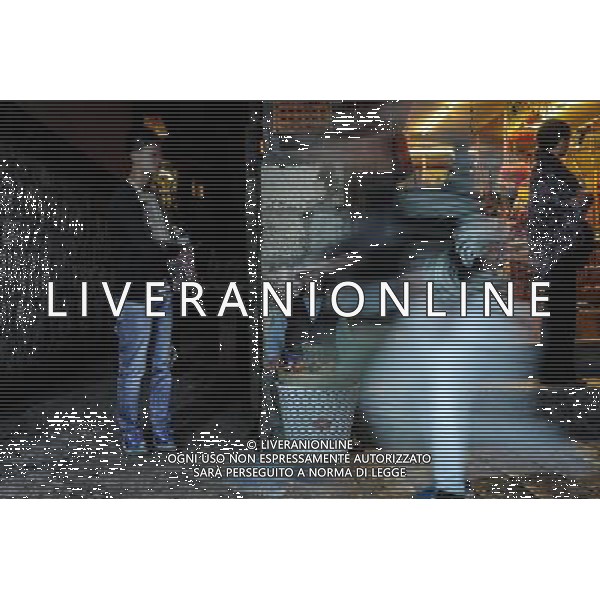 (131112) -- LIJIANG, Nov. 12, 2013 () -- A vendor sells fruit on the roadside in the old town of Lijiang, southwest China\'s Yunnan Province, Nov. 10, 2013. (/Shen Hong) (mp) ©photoshot/AGENZIA ALDO LIVERANI SAS - ITALY ONLY - La popolazione e le abitazioni della citta\' vecchia di Lijiang, Cina sud-occidentale dello Yunnan Provincia , 6 novembre 2013.