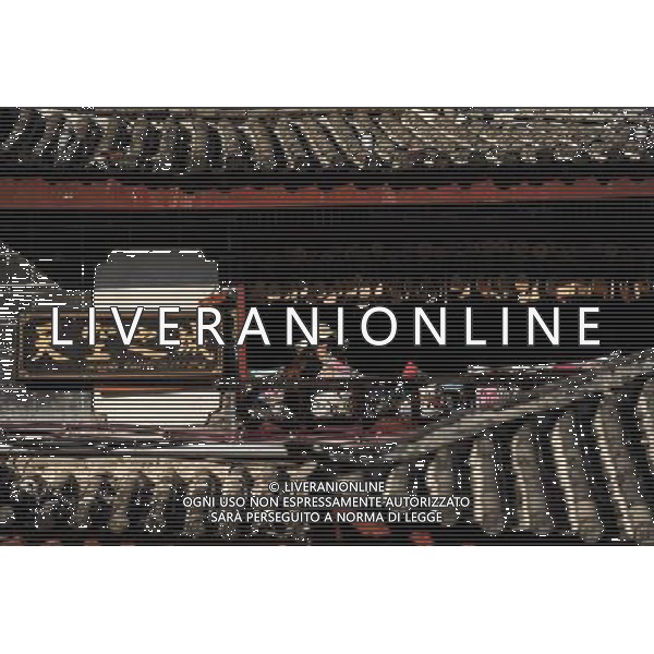 (131112) -- LIJIANG, Nov. 12, 2013 () -- A woman sits by the window of a bar in the old town of Lijiang, southwest China\'s Yunnan Province, Nov. 5, 2013. (/Shen Hong) (mp) ©photoshot/AGENZIA ALDO LIVERANI SAS - ITALY ONLY - La popolazione e le abitazioni della citta\' vecchia di Lijiang, Cina sud-occidentale dello Yunnan Provincia , 6 novembre 2013.