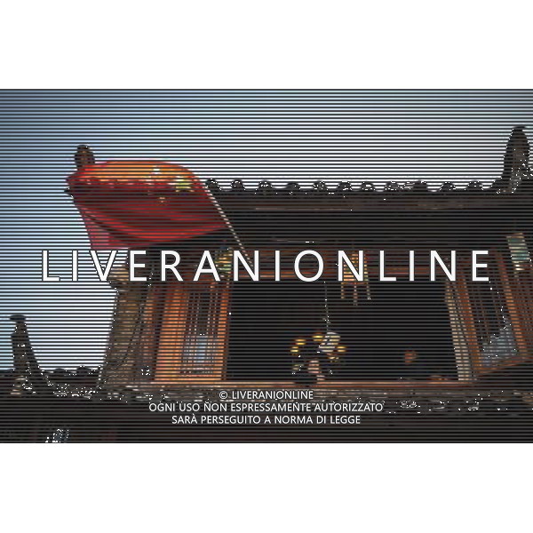 (131112) -- LIJIANG, Nov. 12, 2013 () -- A woman sits by the window in the old town of Lijiang, southwest China\'s Yunnan Province, Nov. 5, 2013. (/Shen Hong) (mp) ©photoshot/AGENZIA ALDO LIVERANI SAS - ITALY ONLY - La popolazione e le abitazioni della citta\' vecchia di Lijiang, Cina sud-occidentale dello Yunnan Provincia , 6 novembre 2013.