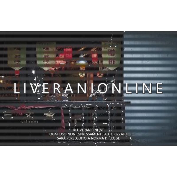 (131112) -- LIJIANG, Nov. 12, 2013 () -- Two women sit by the window at a restaurant in the old town of Lijiang, southwest China\'s Yunnan Province, Nov. 9, 2013. (/Shen Hong) (mp) ©photoshot/AGENZIA ALDO LIVERANI SAS - ITALY ONLY - La popolazione e le abitazioni della citta\' vecchia di Lijiang, Cina sud-occidentale dello Yunnan Provincia , 6 novembre 2013.