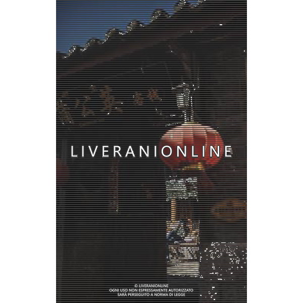 (131112) -- LIJIANG, Nov. 12, 2013 () -- A woman basks in the sunshine at a guest house in the old town of Lijiang, southwest China\'s Yunnan Province, Nov. 5, 2013. (/Shen Hong) (mp) ©photoshot/AGENZIA ALDO LIVERANI SAS - ITALY ONLY - La popolazione e le abitazioni della citta\' vecchia di Lijiang, Cina sud-occidentale dello Yunnan Provincia , 6 novembre 2013.