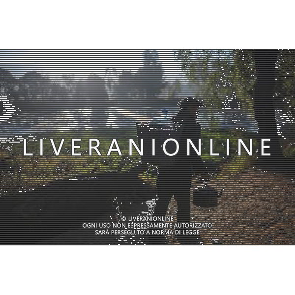 (131112) -- LIJIANG, Nov. 12, 2013 () -- A man carries water from Ganze Spring in the old town of Lijiang, southwest China\'s Yunnan Province, early Nov. 6, 2013. (/Shen Hong) (mp) ©photoshot/AGENZIA ALDO LIVERANI SAS - ITALY ONLY - La popolazione e le abitazioni della citta\' vecchia di Lijiang, Cina sud-occidentale dello Yunnan Provincia , 6 novembre 2013.