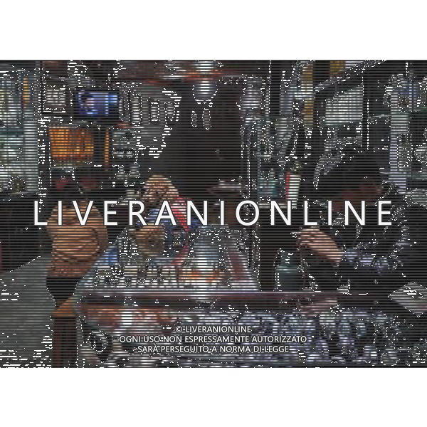 (131112) -- LIJIANG, Nov. 12, 2013 () -- A dog lies on the table of a store in the old town of Lijiang, southwest China\'s Yunnan Province, Nov. 10, 2013. (/Shen Hong) (mp) ©photoshot/AGENZIA ALDO LIVERANI SAS - ITALY ONLY - La popolazione e le abitazioni della citta\' vecchia di Lijiang, Cina sud-occidentale dello Yunnan Provincia , 6 novembre 2013.