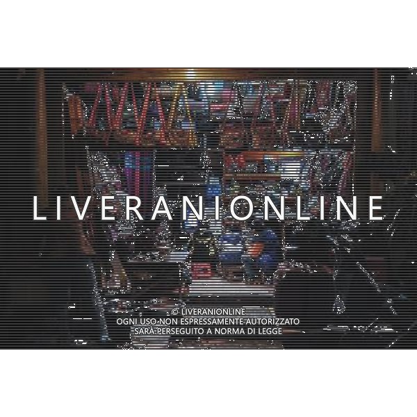 (131112) -- LIJIANG, Nov. 12, 2013 () -- Children sit together watching cartoons on TV at a store in the old town of Lijiang, southwest China\'s Yunnan Province, Nov. 10, 2013. (/Shen Hong) (mp) ©photoshot/AGENZIA ALDO LIVERANI SAS - ITALY ONLY - La popolazione e le abitazioni della citta\' vecchia di Lijiang, Cina sud-occidentale dello Yunnan Provincia , 6 novembre 2013.