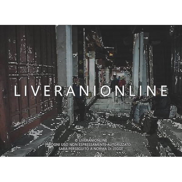 (131112) -- LIJIANG, Nov. 12, 2013 () -- Vendors rest along a road in the old town of Lijiang, southwest China\'s Yunnan Province, Nov. 11, 2013. (/Shen Hong) (mp) ©photoshot/AGENZIA ALDO LIVERANI SAS - ITALY ONLY - La popolazione e le abitazioni della citta\' vecchia di Lijiang, Cina sud-occidentale dello Yunnan Provincia , 6 novembre 2013.