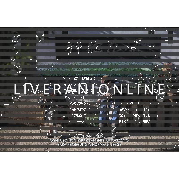 (131112) -- LIJIANG, Nov. 12, 2013 () -- Senior residents of Naxi ethnic group bask in the sun in the old town of Lijiang, southwest China\'s Yunnan Province, Nov. 5, 2013. (/Shen Hong) (mp) ©photoshot/AGENZIA ALDO LIVERANI SAS - ITALY ONLY - La popolazione e le abitazioni della citta\' vecchia di Lijiang, Cina sud-occidentale dello Yunnan Provincia , 6 novembre 2013.