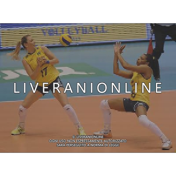 (131116) -- TOKYO, Nov. 16, 2013 () -- Fernanda Rodrigues (R) of Brazil fails to toss the ball during a match against Russia at the World Grand Champions Cup 2013 at the Tokyo Metropolitan Gymnasium in Tokyo, Japan, on Nov. 16, 2013. Brazil won 3-1. (/Stringer) ©photoshot/AGENZIA ALDO LIVERANI SAS - ITALY ONLY - BRASILE - RUSSIA PALLAVOLO World Grand Champions Cup 2013 al Tokyo Metropolitan Gymnasium di Tokyo, in Giappone, il 16 novembre 2013. Brasile ha vinto 3-1.