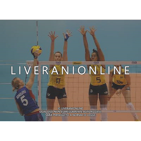 (131116) -- TOKYO, Nov. 16, 2013 () -- Josefa Fabiola Sousa (2nd L) and Adenizia Silva (2nd R) of Brazil block the ball during a match against Russia at the World Grand Champions Cup 2013 at the Tokyo Metropolitan Gymnasium in Tokyo, Japan, on Nov. 16, 2013. Brazil won 3-1. (/Stringer) ©photoshot/AGENZIA ALDO LIVERANI SAS - ITALY ONLY - BRASILE - RUSSIA PALLAVOLO World Grand Champions Cup 2013 al Tokyo Metropolitan Gymnasium di Tokyo, in Giappone, il 16 novembre 2013. Brasile ha vinto 3-1.