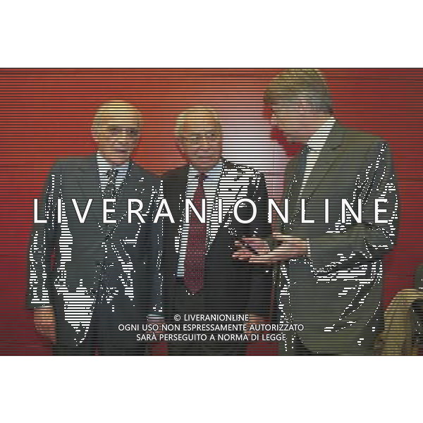 MILANO 25/10/2004 VIA SOLFERINO, 26 PRESENTAZIONE DEL LIBRO: -STORIA DI UN GIUDICE ITALIANO- NELLA FOTO PIERO PASSETTI, VIRGINIO ROGNONI E FERRUCCIO DE BORTOLI FOTO MARIO ROMANO/AG ALDO LIVERANI