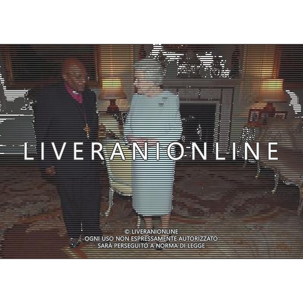 Reverend Desmond Tutu during an audience with Queen Elizabeth II at Buckingham Palace, central London. ©PHOTOSHOT/AGENZIA ALDO LIVERANI SAS - ITALY ONLY - EDITORIAL USE ONLY - REALI INGLESI: La regina Elisabetta II d\'Inghilterra