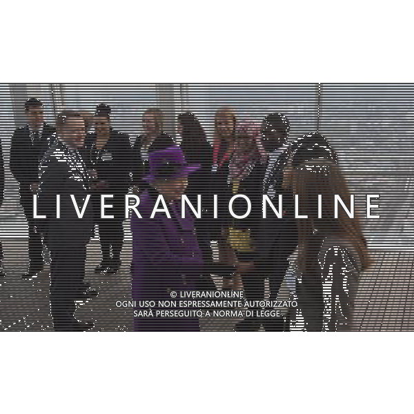 Queen Elizabeth II during her visit to The Shard in London where she met young people from the local area and toured the viewing deck of the country\'s highest building. ©PHOTOSHOT/AGENZIA ALDO LIVERANI SAS - ITALY ONLY - EDITORIAL USE ONLY - REALI INGLESI: La regina Elisabetta II d\'Inghilterra