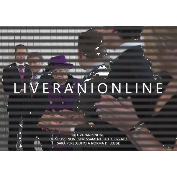 Queen Elizabeth II during her visit to The Shard in London where she met young people from the local area and toured the viewing deck of the country\'s highest building. ©PHOTOSHOT/AGENZIA ALDO LIVERANI SAS - ITALY ONLY - EDITORIAL USE ONLY - REALI INGLESI: La regina Elisabetta II d\'Inghilterra