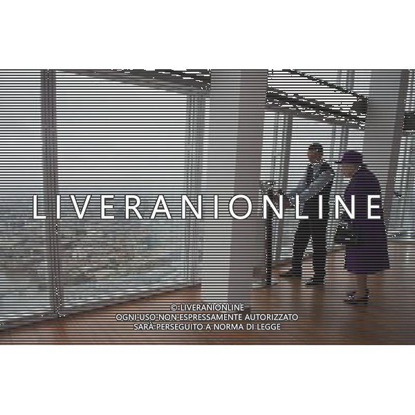 Queen Elizabeth II during her visit to The Shard in London where she met young people from the local area and toured the viewing deck of the country\'s highest building. ©PHOTOSHOT/AGENZIA ALDO LIVERANI SAS - ITALY ONLY - EDITORIAL USE ONLY - REALI INGLESI: La regina Elisabetta II d\'Inghilterra