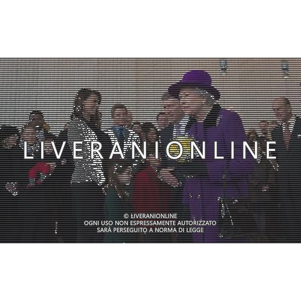 Queen Elizabeth II during her visit to The Shard in London where she met young people from the local area and toured the viewing deck of the country\'s highest building. ©PHOTOSHOT/AGENZIA ALDO LIVERANI SAS - ITALY ONLY - EDITORIAL USE ONLY - REALI INGLESI: La regina Elisabetta II d\'Inghilterra